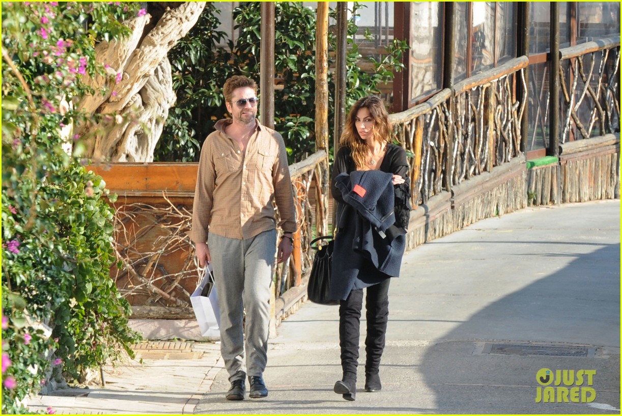 gerard-butler-madalina-ghenea-new-years-eve-kiss-03