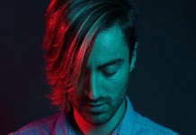 Robert Toma canta despre “Cum traieste lumea buna”