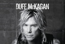 S-a lansat cartea basistului de la Guns N’ Roses