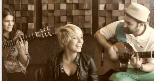 sore-canta-live-piesa-different-acompaniata-de-smiley-la-chitara-video_size1