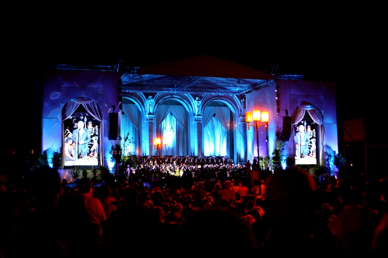Seara de basm pe esplanada Operei Nationale Bucuresti