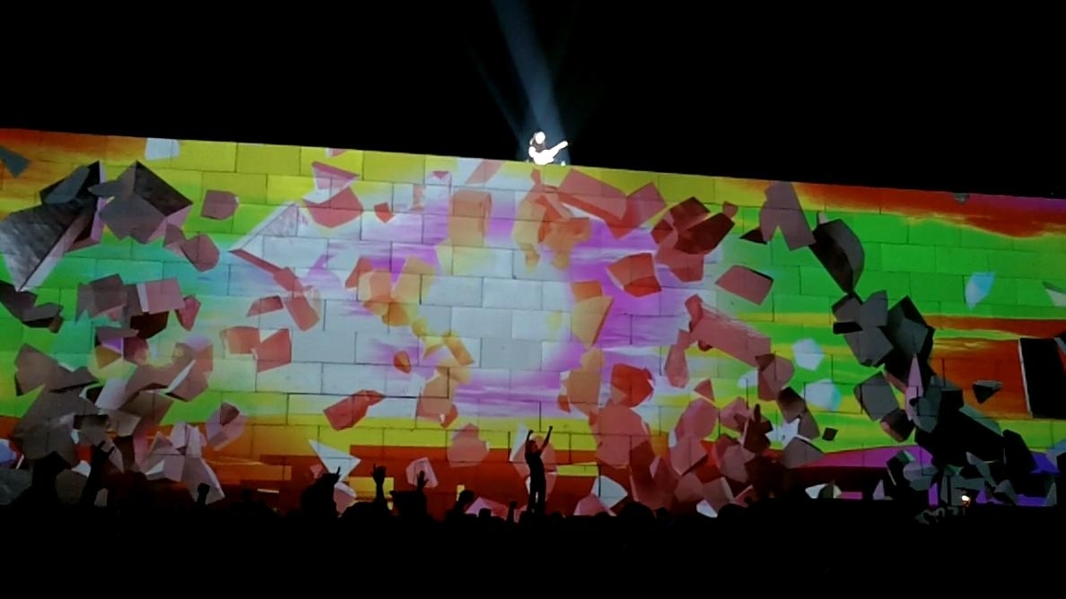 RECENZIE: Roger Waters a spart zidul in piata constitutei