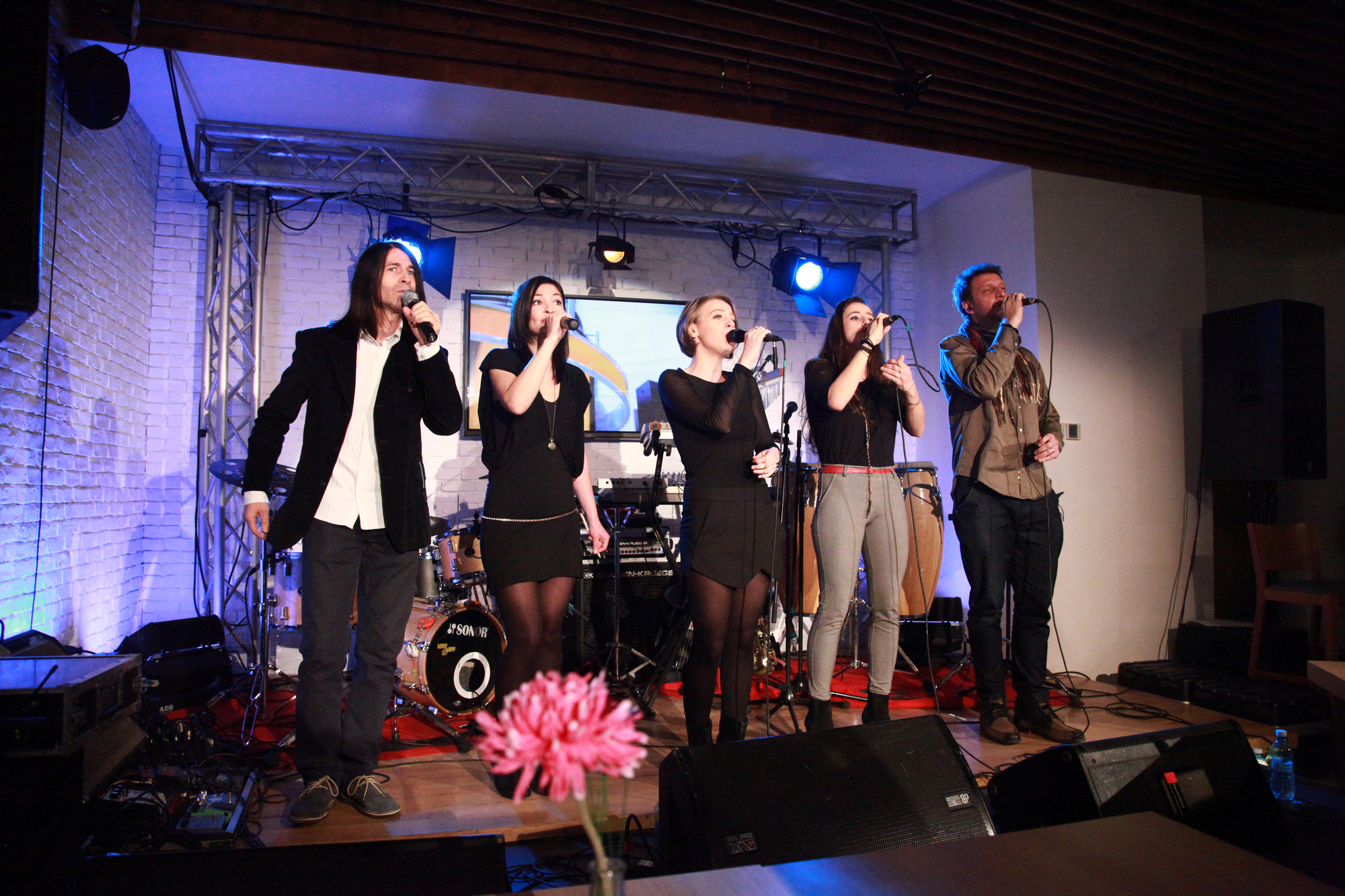 O seara de jazz a cappella cu grupul vocal Jazzappella, la Teatrul Mignon