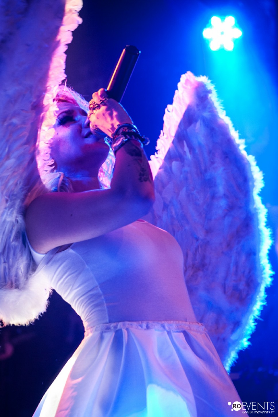 RECENZIE: AURA- THE ROCK CHICK, UN SHOW INCENDIAR