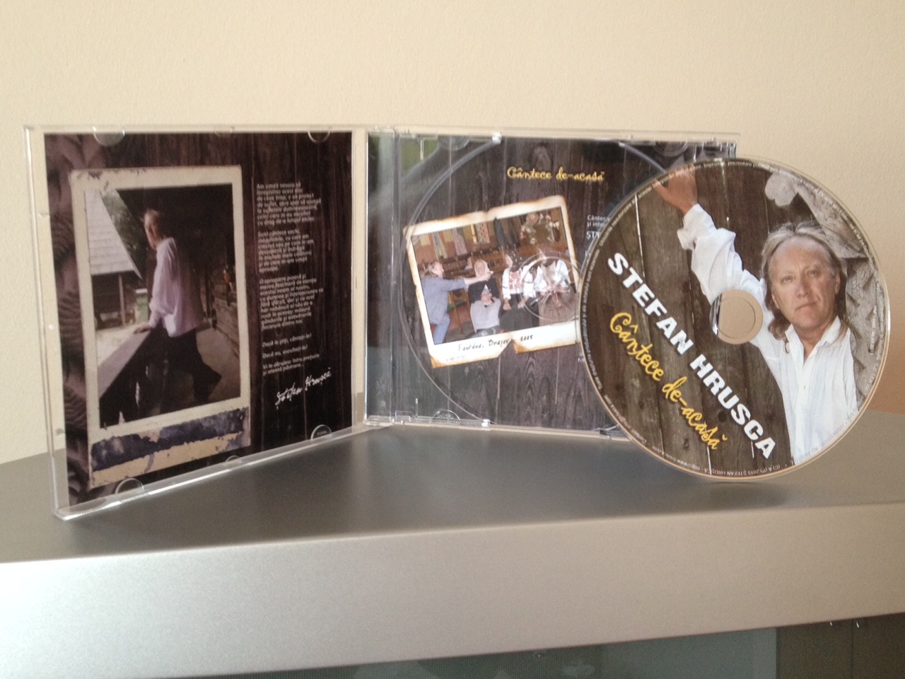 STEFAN HRUSCA a lansat acasa albumul „Cantece de-acasa”!