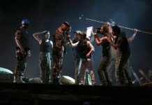 “No Man’s Land”, un spectacol în care viaţa şi moartea îşi dau mâna, dar se trădează cu zâmbetul pe buze