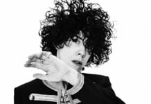 Artista americană LP (Laura Pergolizzi) cântă în deschiderea concertului Kings Of Leon de la Bucureşti