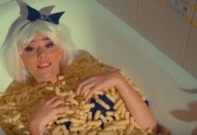 Noaptea Tarziu a lansat o noua parodie: “Bate-ma”